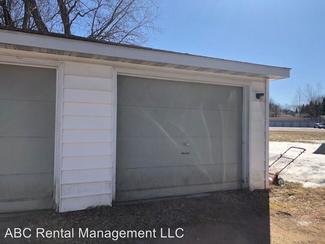 Building Photo - 604 N Walnut Ave