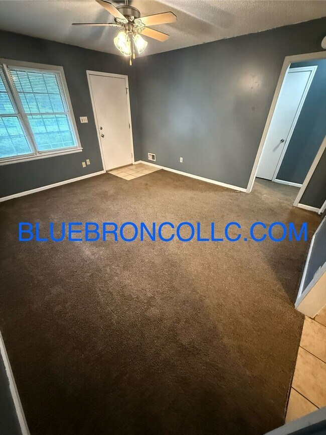 Building Photo - 1507 NE White Dr