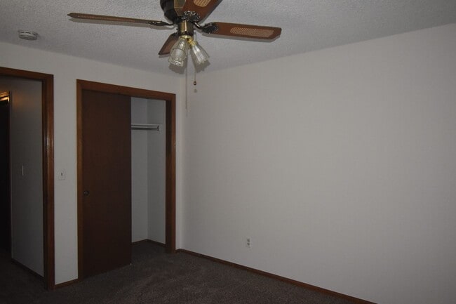 Building Photo - GREAT 3 BEDROOM/2 BATHROOM TOWNHOME WITH NEW PAINT & FLOORING. AVAILABLE 5/23.