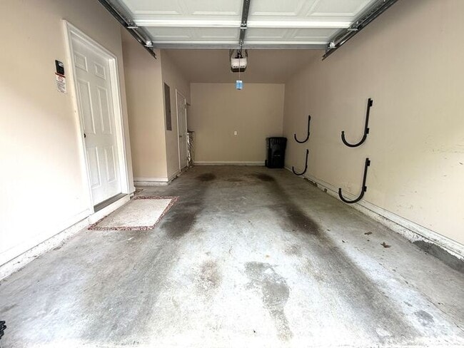 Building Photo - Sandy Springs 3 Bed-3.5 Bath Townhouse in Gated Cambridge, Hardwoods on Main!
