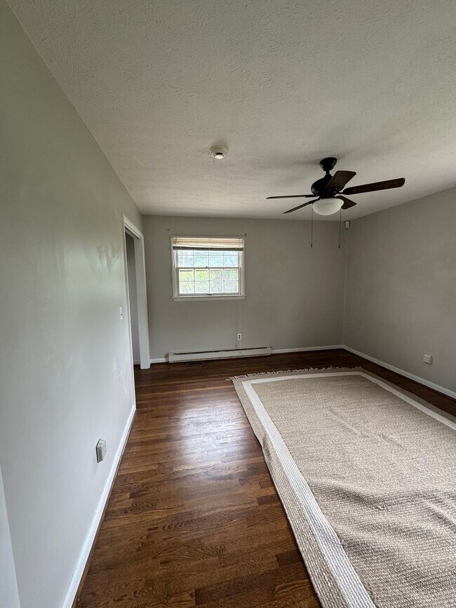 Building Photo - Spacious 3 Bedroom Home with Office, Pool, & Lawn Care Included – Hudson, NC