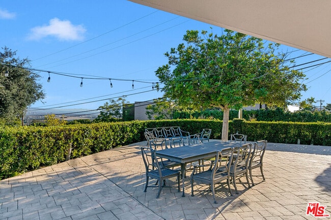 Building Photo - 826 N Tigertail Rd