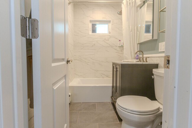 Building Photo - Immaculate 3 bedroom 1 Bathroom - Full House