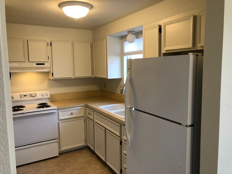 Building Photo - 583 Amanita St