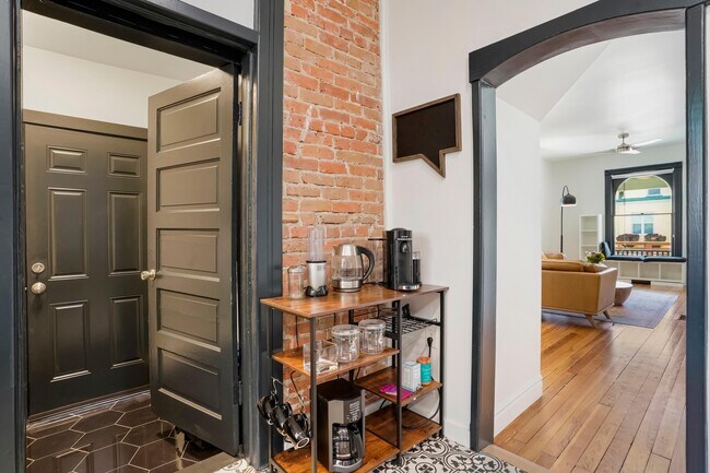 Building Photo - 469 Delaware St