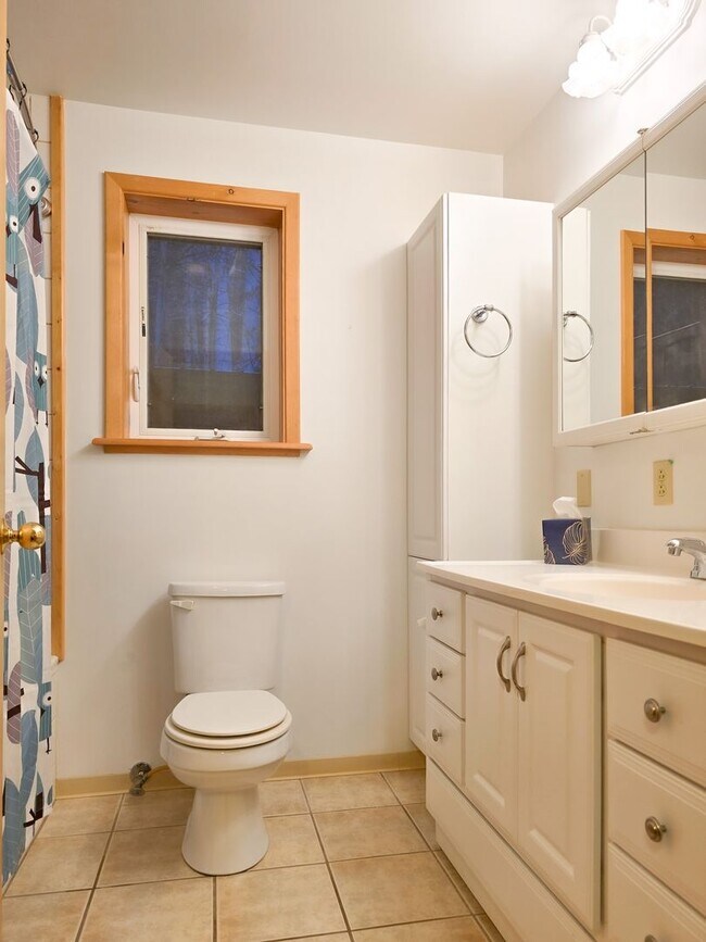 Building Photo - 3BR/3BA Home on 1.9 Acres – Garage & Pet F...