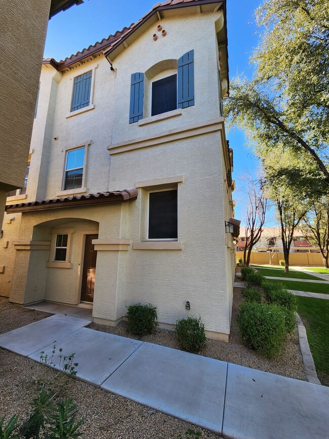 Building Photo - 3 Bed 2 Bath Gilbert Town Home