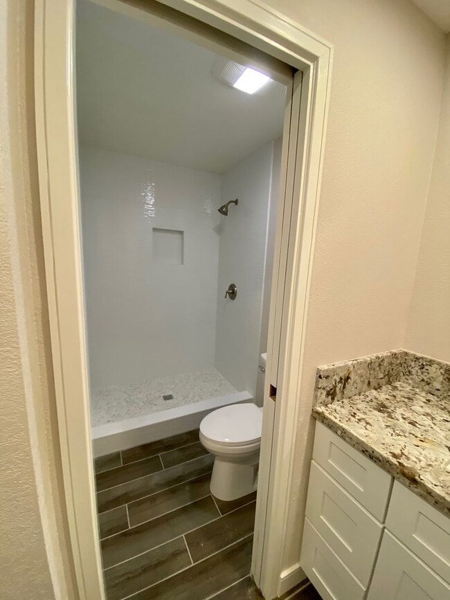 Building Photo - Updated 4 bed, 2 bath home with Dual Cooli...