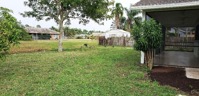 Building Photo - 607 SW Lucero Dr