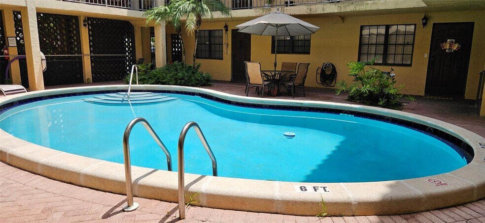 Building Photo - 917 NE 16th Ave