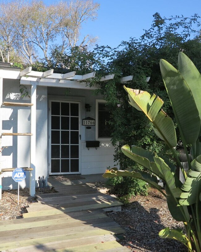 Building Photo - Charming 3 bedroom, 1-bathroom home in San...