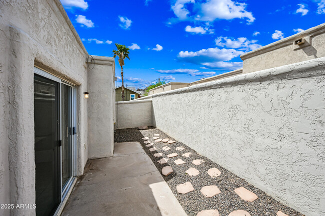 Building Photo - 5580 S Kings Ranch Rd