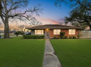 Building Photo - 5619 Wood Creek Way