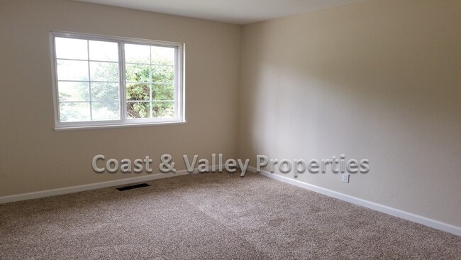 Building Photo - Lovely South Salinas Home!