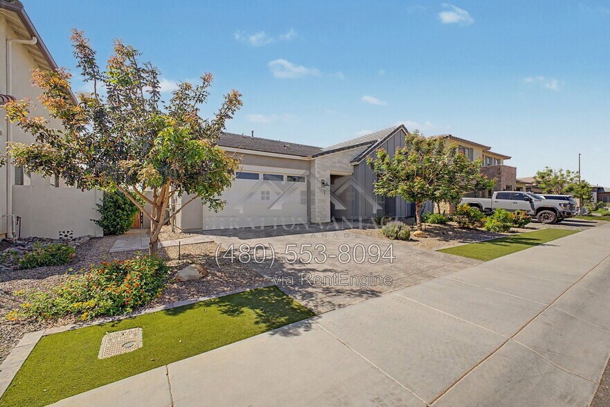 Building Photo - 1461 E San Carlos Way