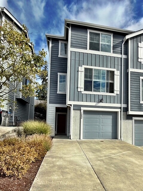 Building Photo - 1090 NW Dragonstone St
