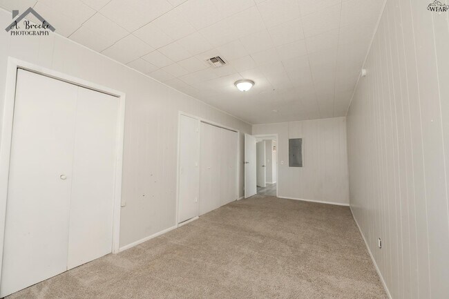 Building Photo - 1400 Phoenix Dr