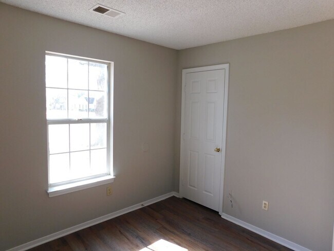 Building Photo - 5820 Briarwood - Ready for move in!!