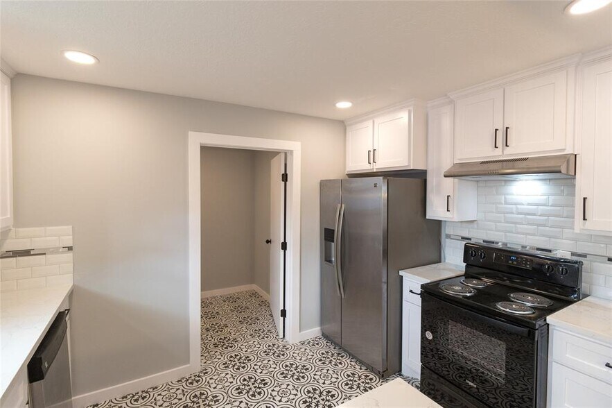 Building Photo - 7652 Teesdale Dr