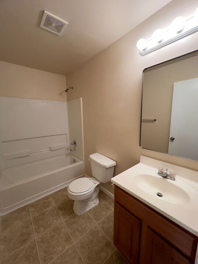 Building Photo - Beautiful Town Home in the Heart of San An...