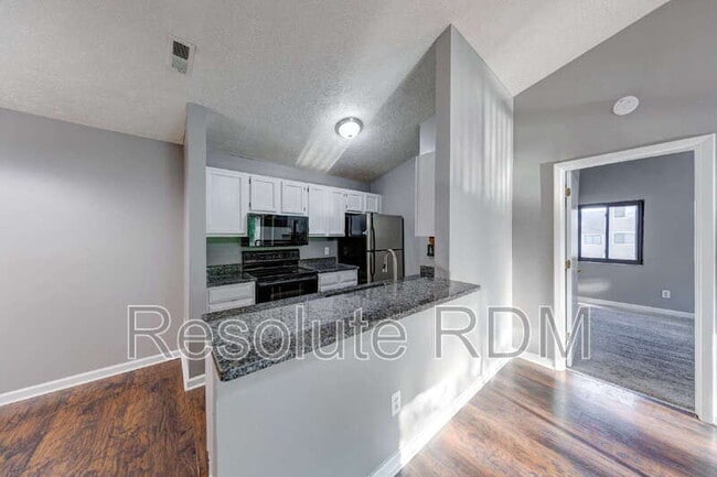 Building Photo - 4470 Village Ln
