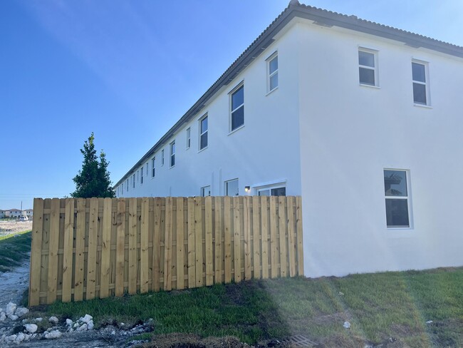 Building Photo - 2776 SE 26th Ave