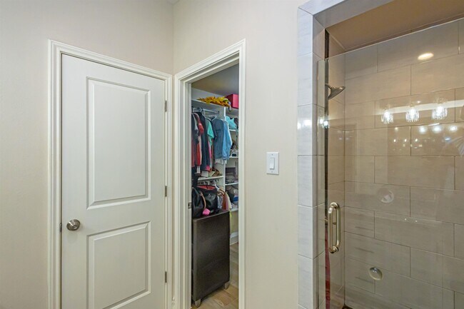 Building Photo - 514 Prado Dr