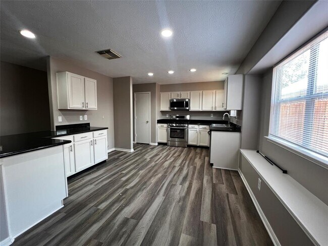 Building Photo - 2427 Halstead Dr