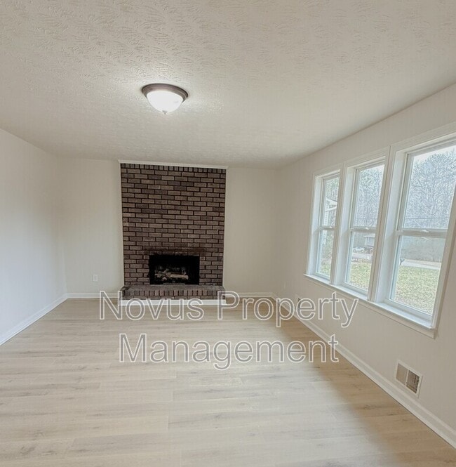 Building Photo - 105 Woodbine Dr