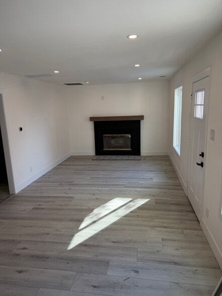 Building Photo - 1716 N Alexandria Ave