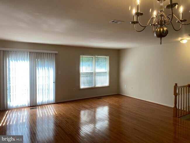Building Photo - 5623 Gresham Ln
