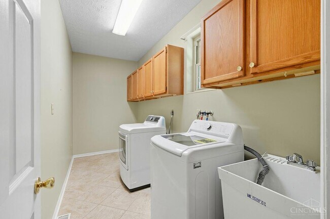 Building Photo - 6671 Foxfield Dr