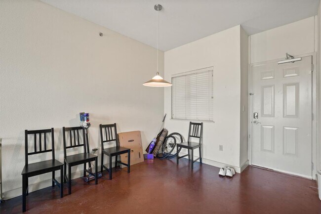 Building Photo - 711 W 26th St