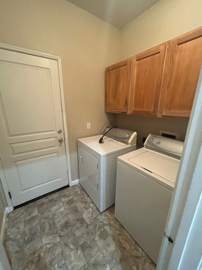 Building Photo - 3 Bedroom 2 Bathroom Home in SW Visalia! Close to Shopping and Restaurants!