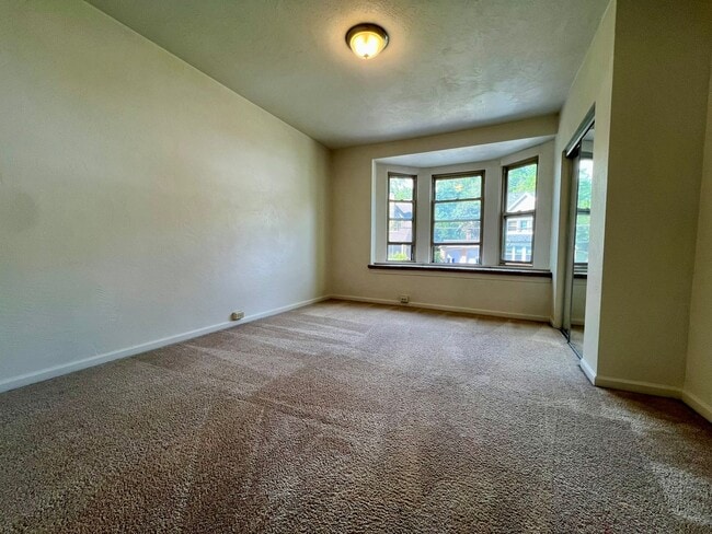 Building Photo - Gorgeous Two Bedroom Townhouse in Squirrel Hill! Washer & Dryer Provided, Central A/C & More!