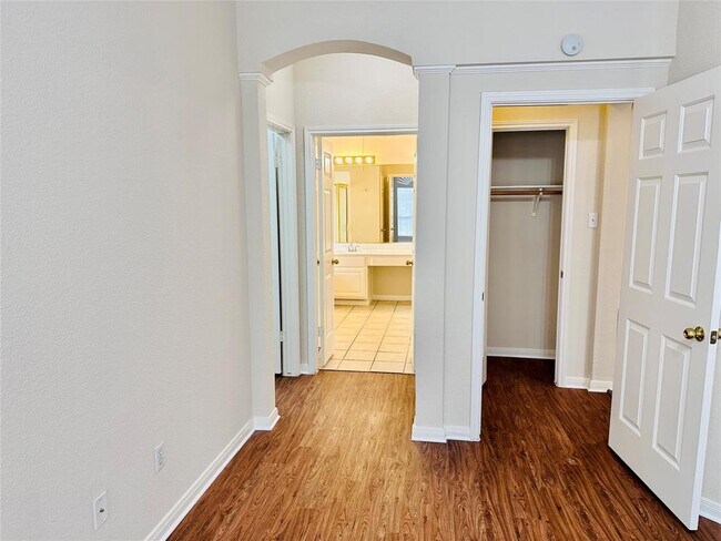 Building Photo - 6514 Clairmont Dr