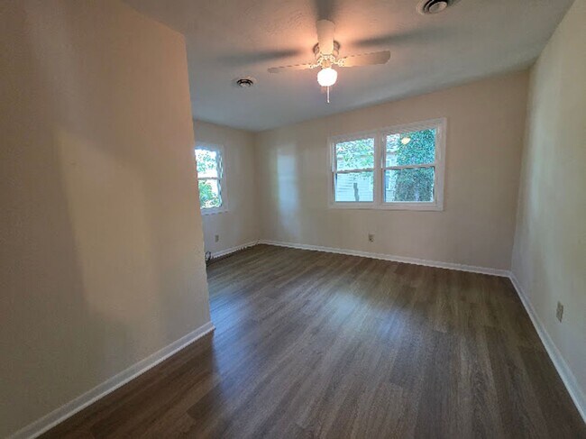 Building Photo - Move In Ready Brick Ranch