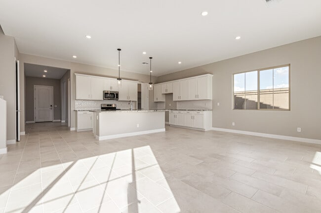 Building Photo - 713 W Longwood Dr