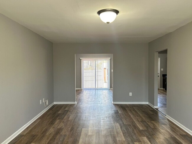 Building Photo - Move-in ready
