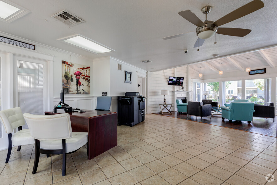 Leasing Office - Terraza West Apartments