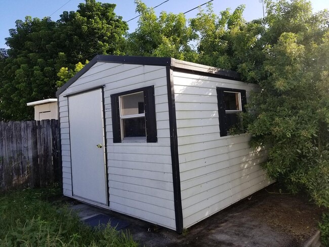 Building Photo - 20941 NE 25th Ct