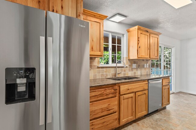 Building Photo - 1107 Beechwood Dr