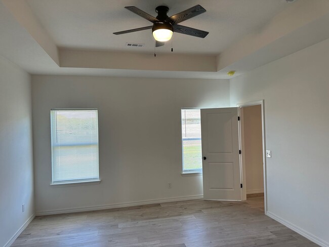Building Photo - 4 bedroom, 3 car garage, home in Willard S...