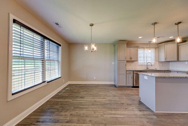 Building Photo - Sharp 3 bed 2 bath with Bonus room and nice fenced yard.
