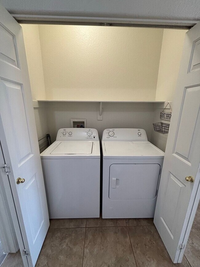 Building Photo - Seven Hills Single-Story 3 Bed 2 Bath Scenic Greenbelt Views