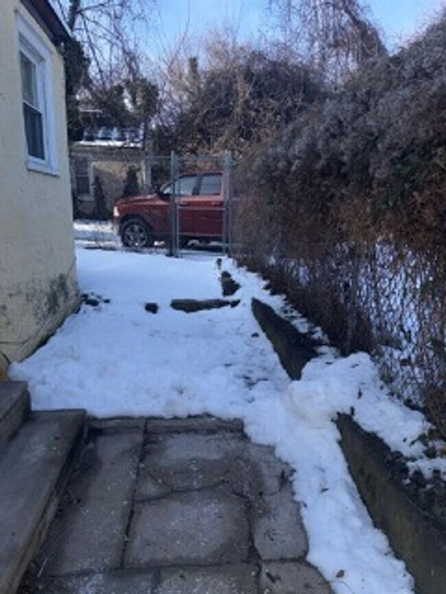 Building Photo - 321 E Price St