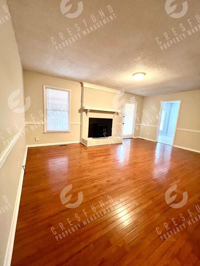 Building Photo - JUST REDUCED!!! 3Br 2 bath beautiful corne...