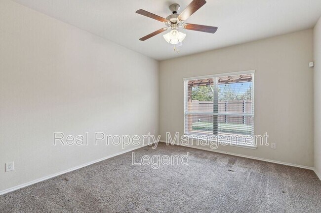 Building Photo - 812 Gray Fox Dr