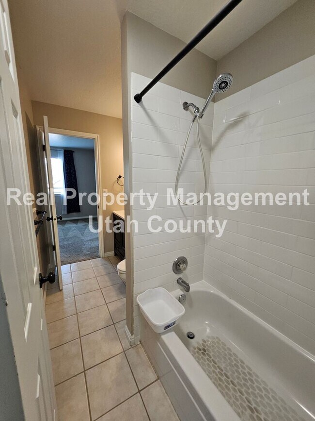 Building Photo - Large Orem Home