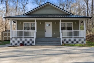 Building Photo - 3-Bedroom in Town of Farmville with Privacy and Convenience!